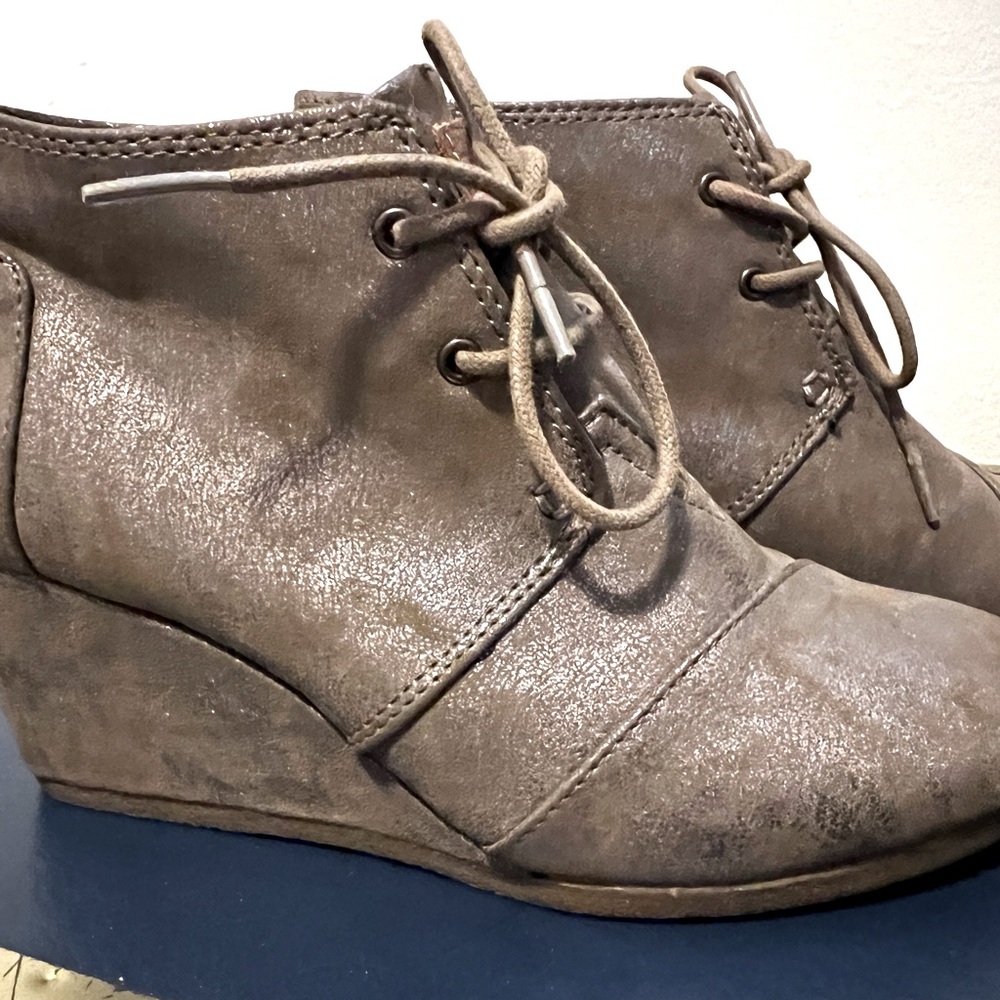 Toms Desert Shoe Gunmetal Metallic Bootie Wedge Suede Lace Up Women's Heels 7